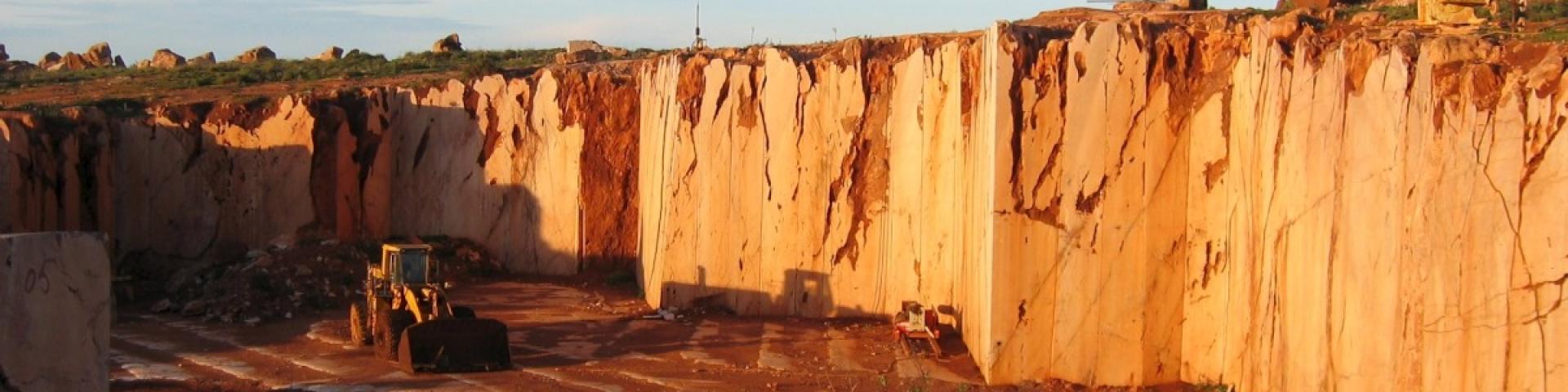 L'exploitation de calcaires marbriers de Krystal, lors d'une mission RMI en Mars 2006 pour évaluer l'état et le potentiel des ressources algériennes (Algérie, 2006).