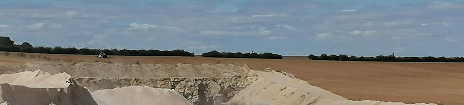 Vue sur parcelle agricole réhabilitée après extraction de granulats. Carrière de granulats, Villermain (Loir-et-Cher, 2020)