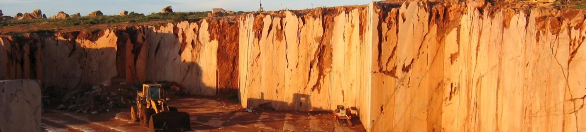 L'exploitation de calcaires marbriers de Krystal, lors d'une mission RMI en Mars 2006 pour évaluer l'état et le potentiel des ressources algériennes (Algérie, 2006).